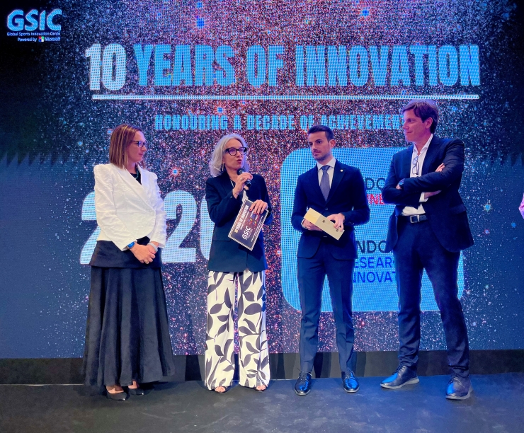 Els representants d'Andorra en el moment de recollir el premi.